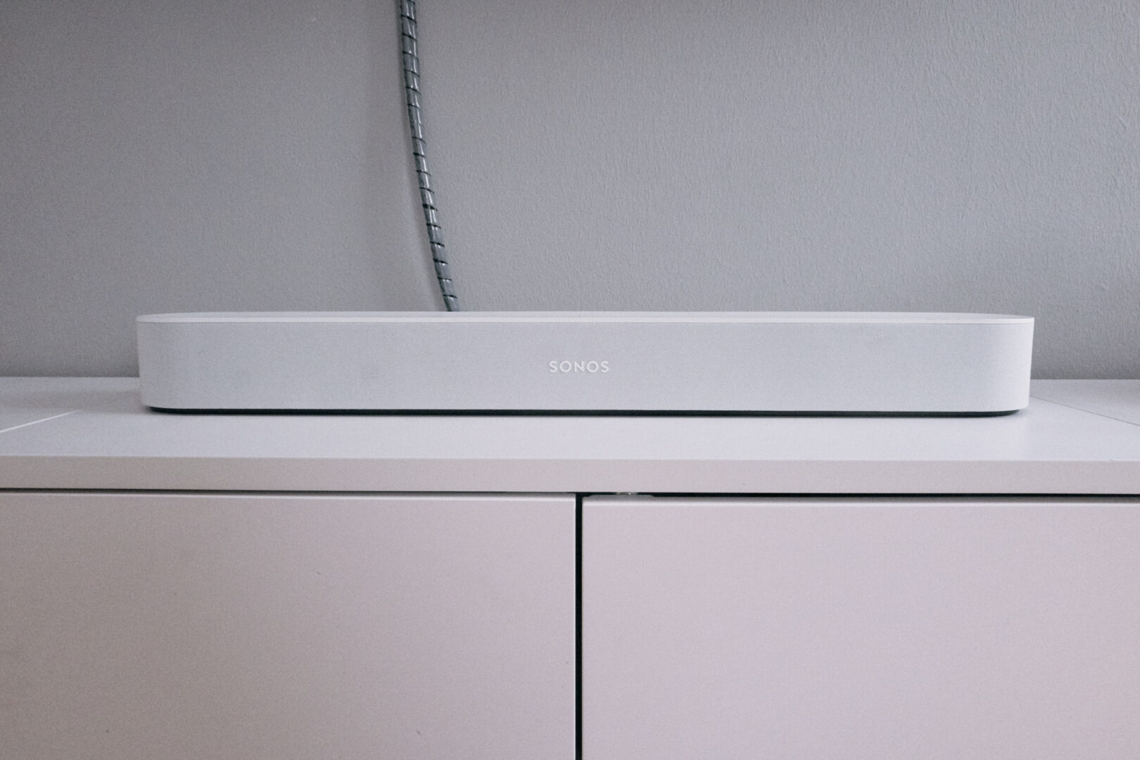 Sonos Beam Soundbar von Sonos auf einem Sideboard