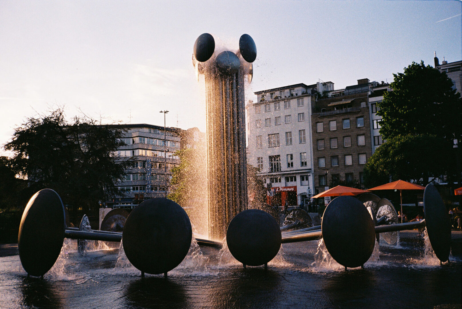 Ebertplatz mit Contax T3 und Kodak Gold 200 fotografiert