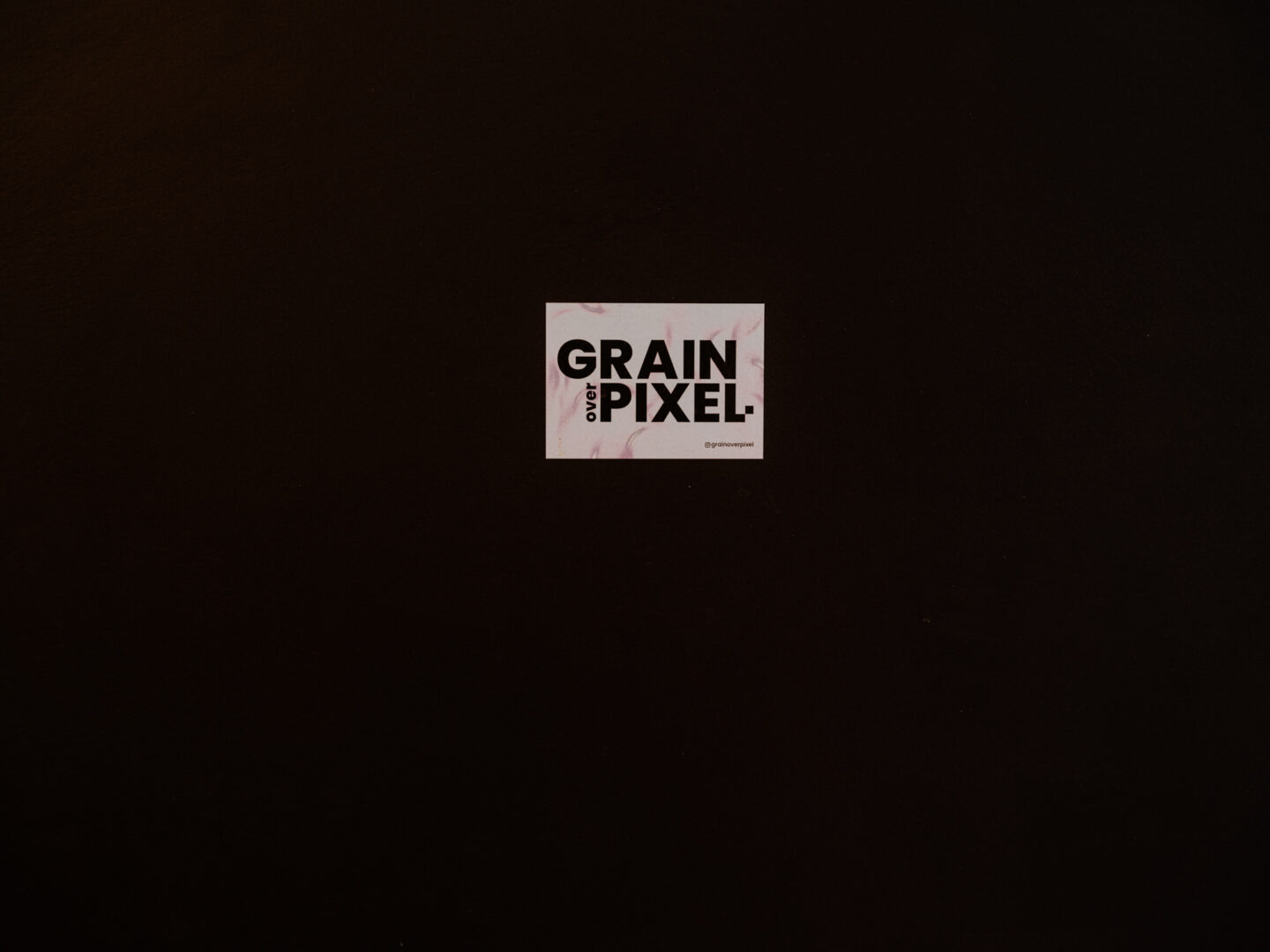 Grain over Pixel Logo auf Sticker