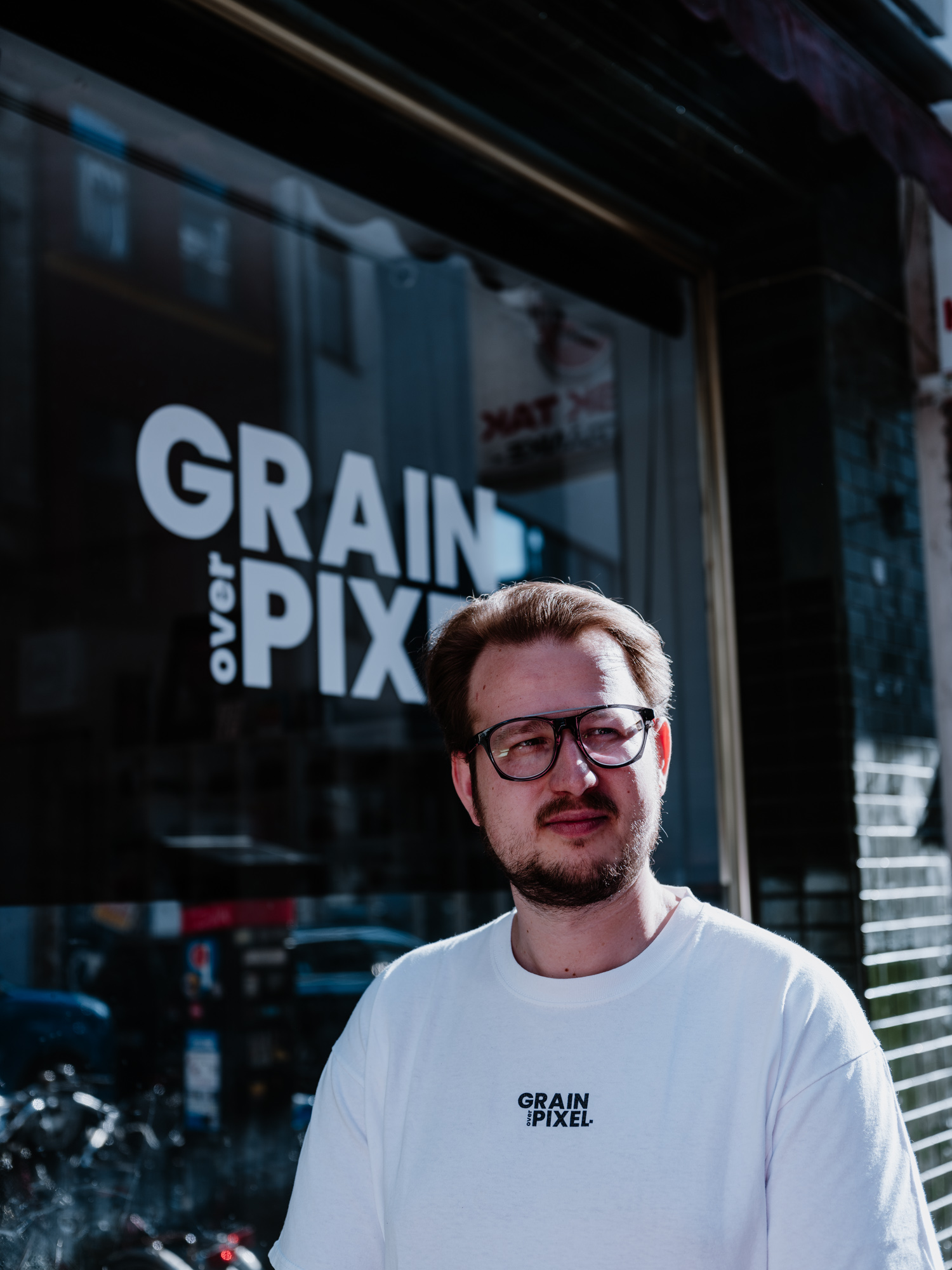 Lenard Kroj von Grain over Pixel in Köln vor seinem Ladenlokal